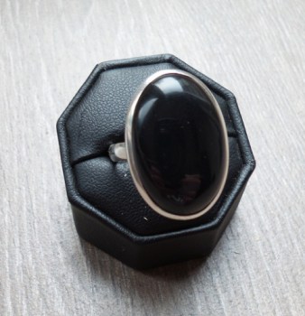 Zilveren ring gezet met brede ovale cabochon Onyx maat 19.7 mm